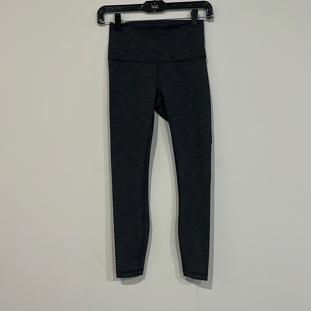 Lululemon gray stripe pattern Wunder Under leggings sz 4 25” inseam